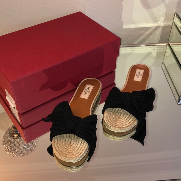 ❤️SOLD❤️Authentic Valentino Slides - Picture 5 of 8